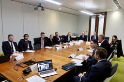 Tisch mit vielen Personen