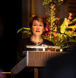 Bundesrätin Sommaruga hinter dem Rednerpult